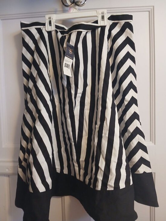 American Living Dresses & Skirts - American Living Womens 8 Skirt Black and White Stripe NWT